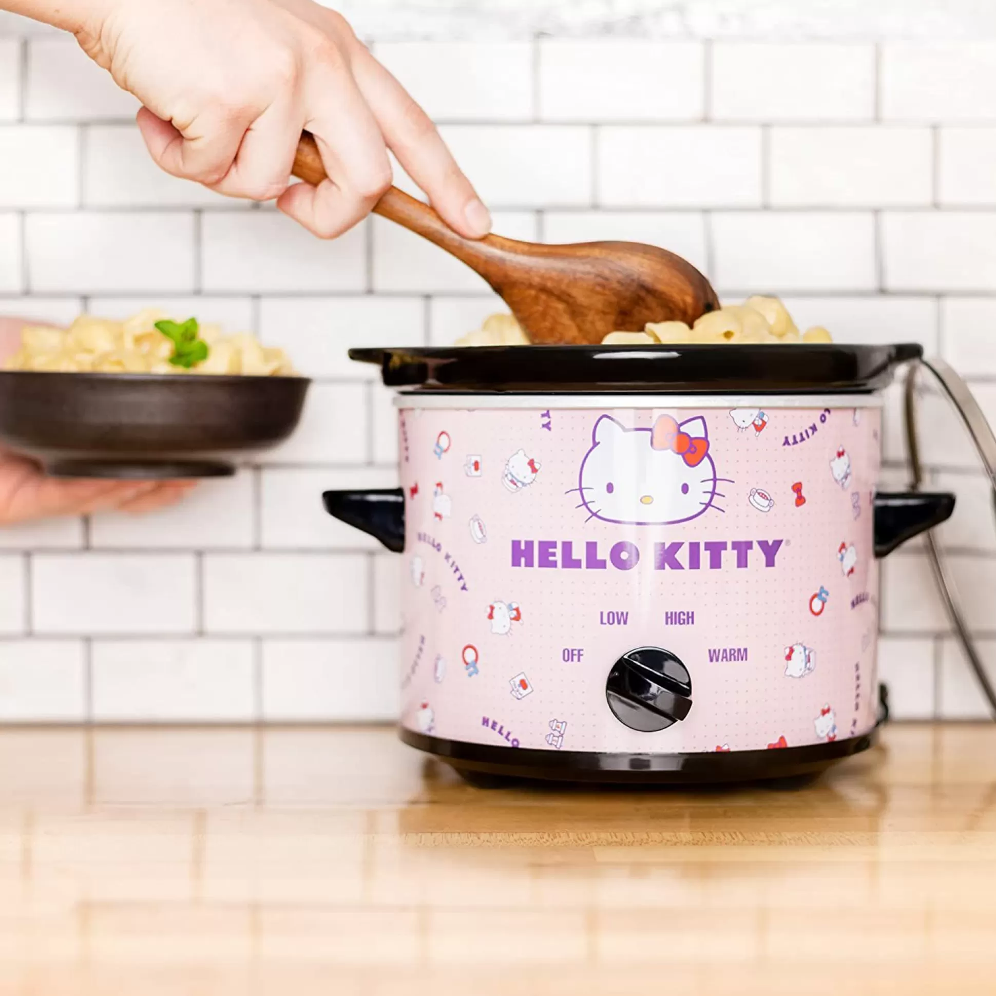 Hello Kitty 2-Quart Slow Cooker^Uncanny Brands LLC Shop